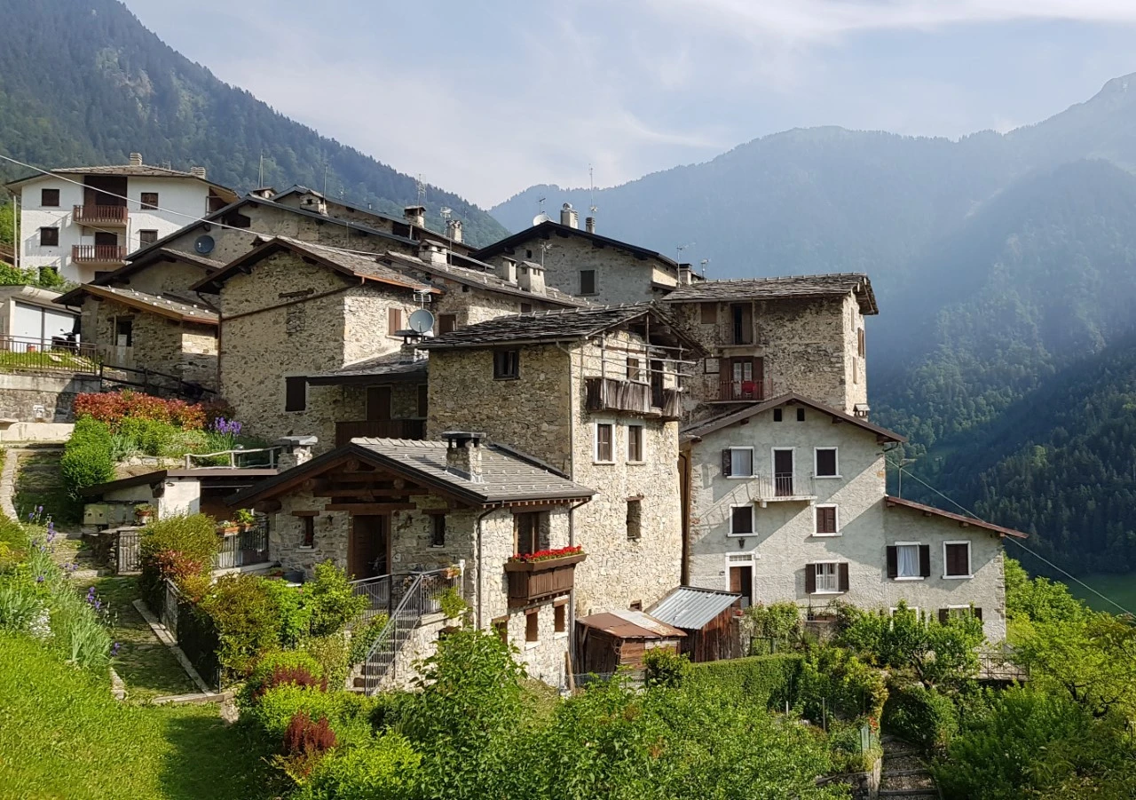 Il piccolo borgo antico  di Sparavera è un caratteristico nucleo medioevale e sorge a 960 metri s.l.m in Alta Valle Brembana, nel comune di Mezzoldo.